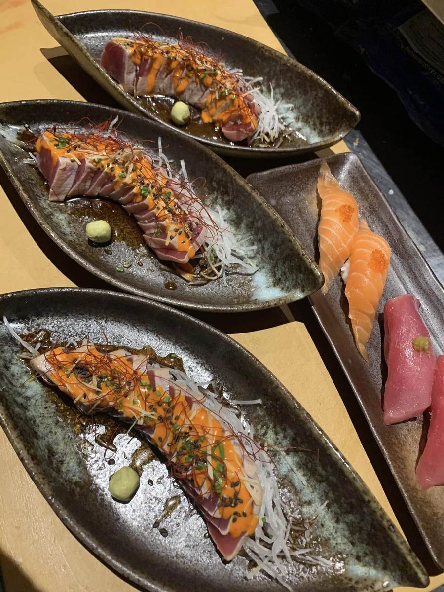 Seared aburi sashimi with chilli threads and spicy mayo